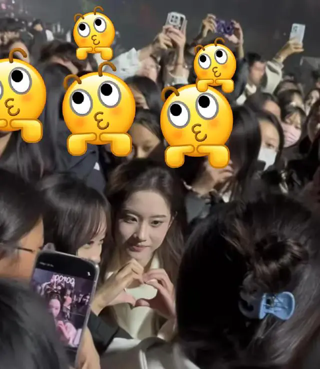 刘亦菲翻版走红,女大学生被围观,广告新宠