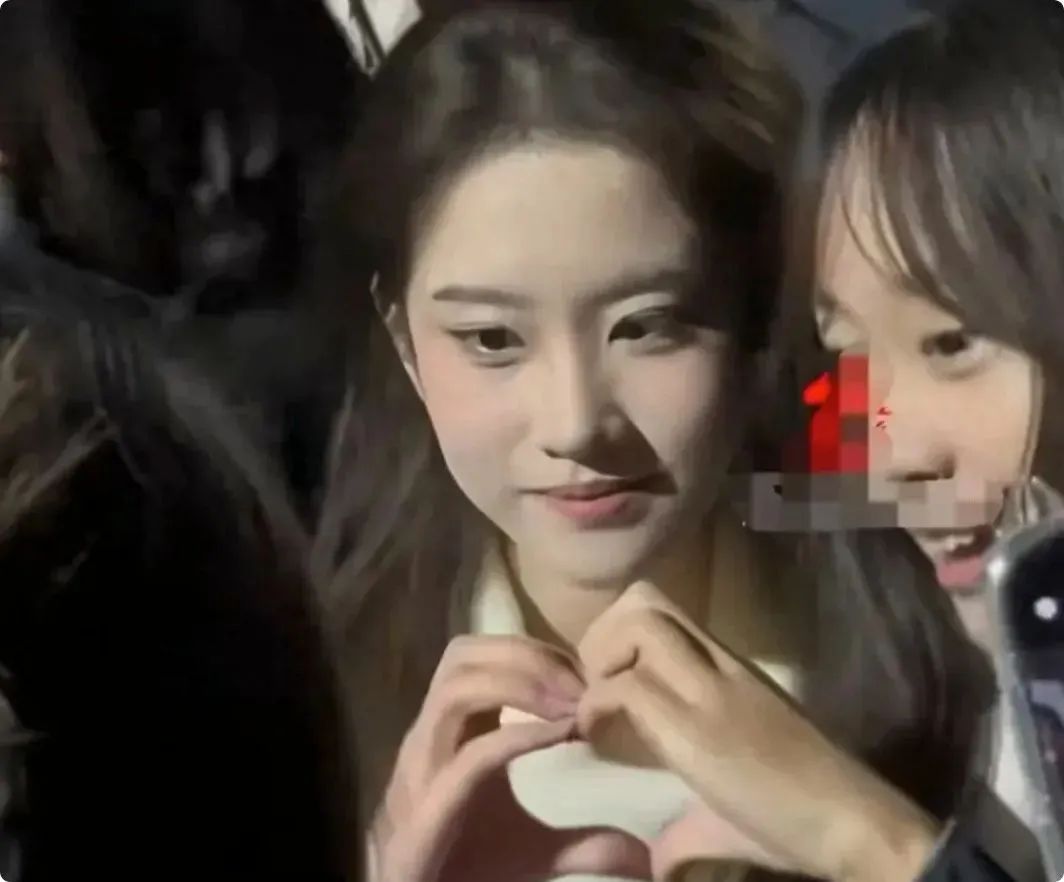 刘亦菲翻版走红,女大学生被围观,广告新宠