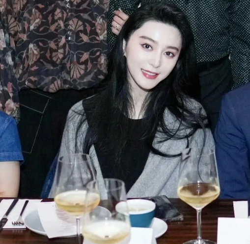 范冰冰43岁依旧迷人,东京聚餐风采无限