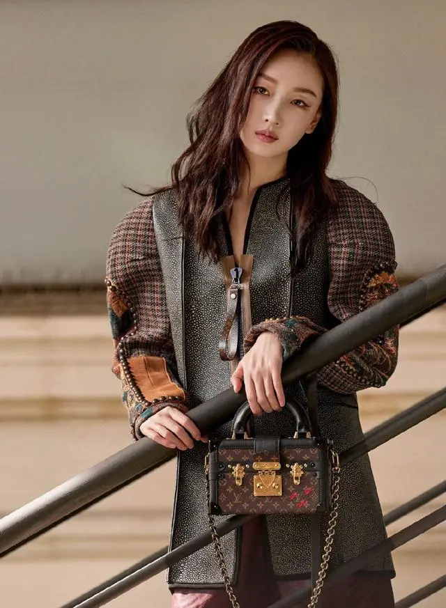 32岁周冬雨韩国行,连衣裙造型纯欲兼备