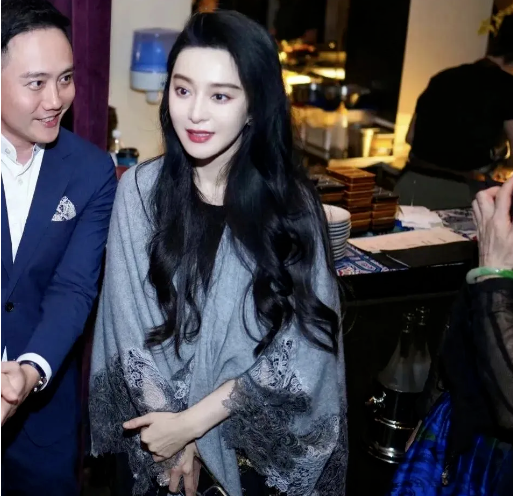 范冰冰43岁依旧迷人,东京聚餐风采无限