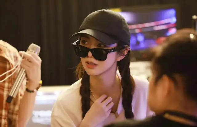 薛凯琪火锅店偶遇,43岁看起来只有20岁