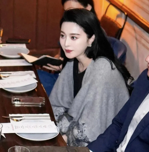 范冰冰43岁依旧迷人,东京聚餐风采无限