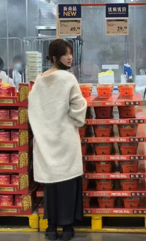 赵露思马尾素颜,超市心情愉悦