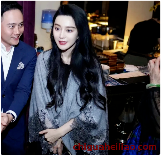 范冰冰43岁依旧迷人,东京聚餐风采无限