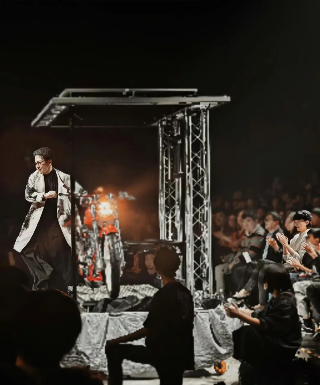 董卿母子刘谦演出现场,气质温婉颜值高