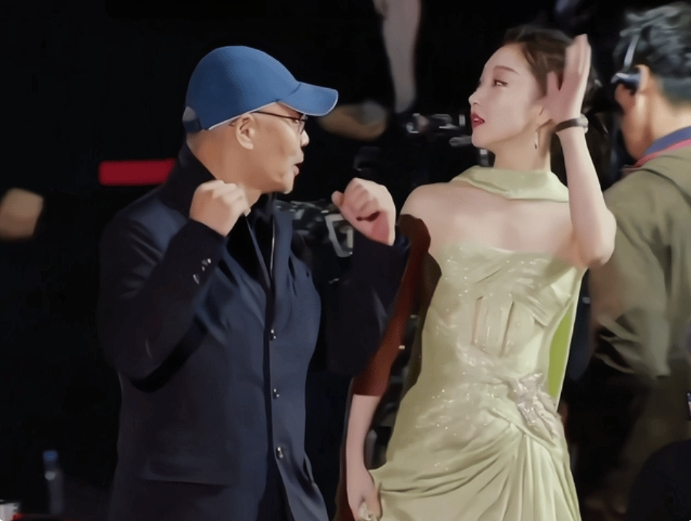 32岁周冬雨韩国行,连衣裙造型纯欲兼备