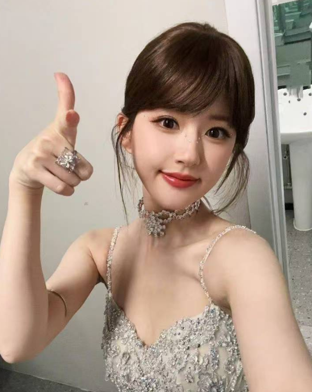 赵露思马尾素颜，超市心情愉悦