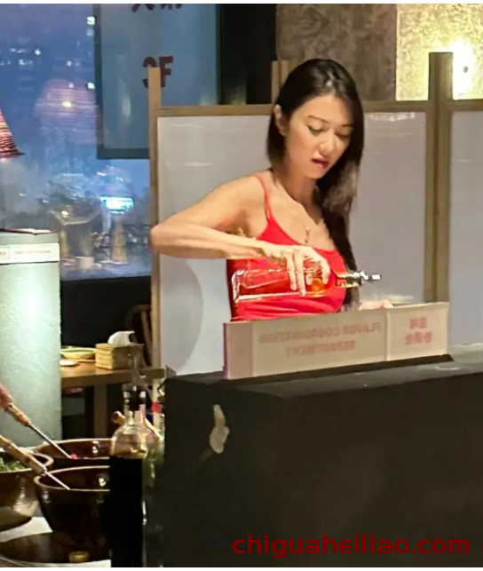 薛凯琪火锅店偶遇,43岁看起来只有20岁