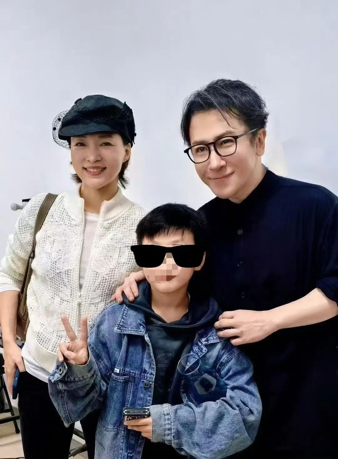 董卿母子刘谦演出现场,气质温婉颜值高