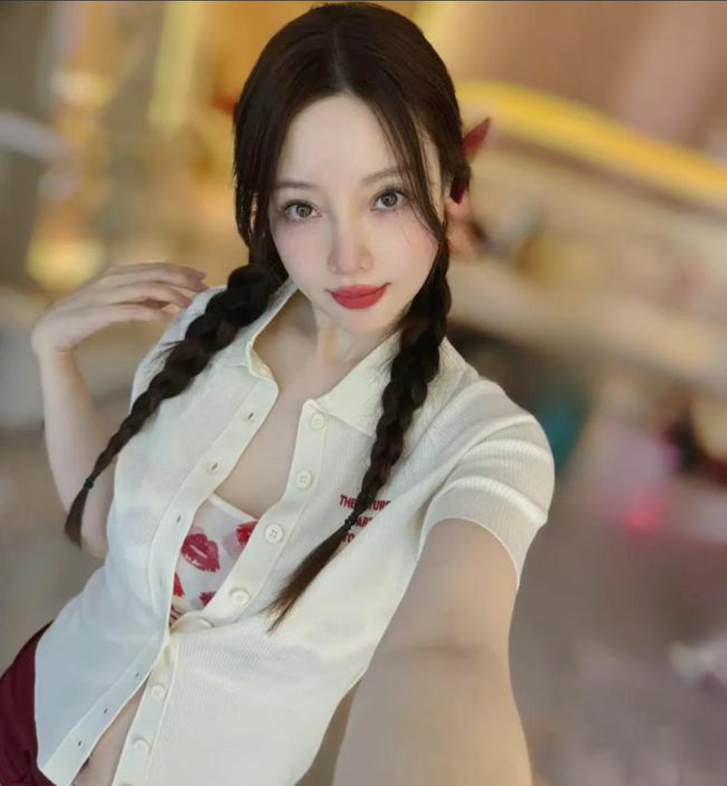 李小璐写真大胆演绎:43岁依旧如蜜桃般甜美