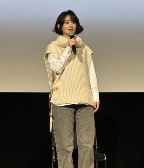 赵丽颖短发洋娃娃造型:37岁依旧精致