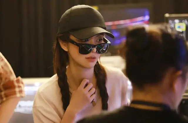 薛凯琪火锅店偶遇,43岁看起来只有20岁