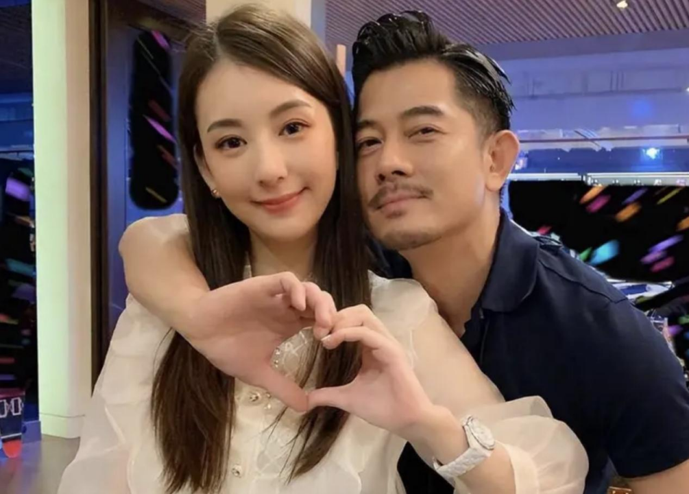 郭富城庆生照曝光,方媛裙装显高贵气质