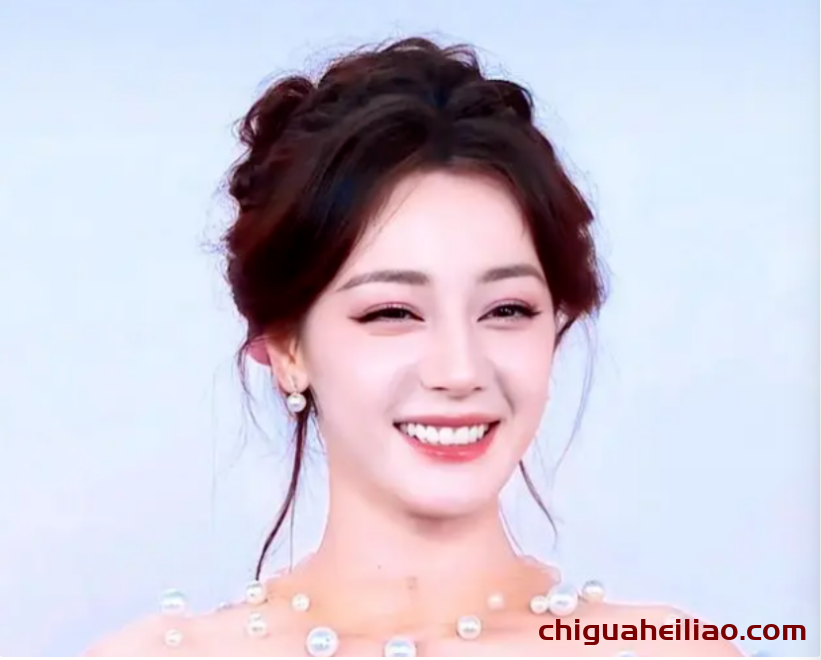 迪丽热巴高定造型师被骂,颜值挽救声誉