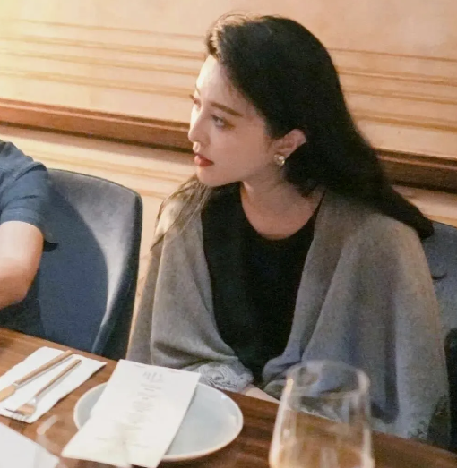 范冰冰43岁依旧迷人,东京聚餐风采无限