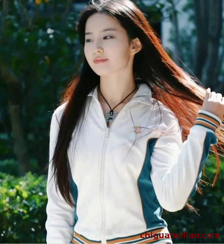 刘亦菲翻版走红,女大学生被围观,广告新宠