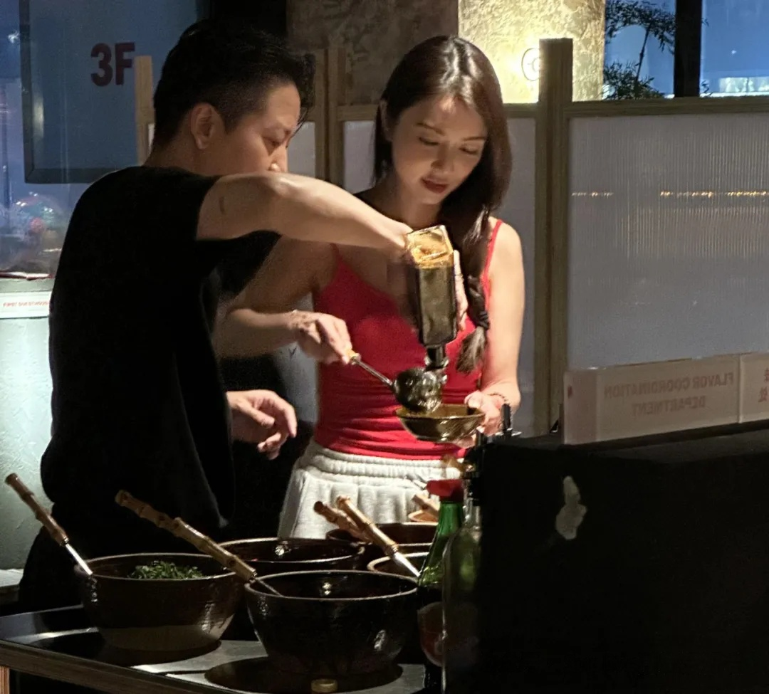 薛凯琪火锅店偶遇,43岁看起来只有20岁