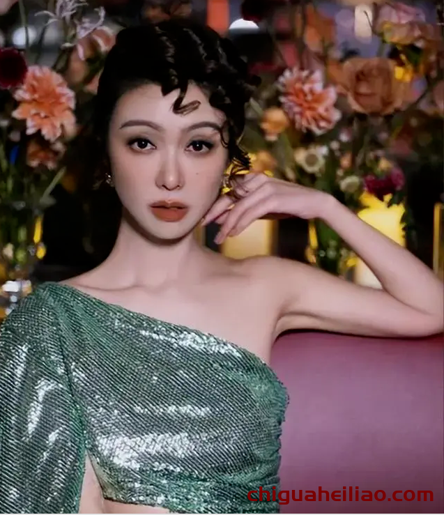 薛凯琪火锅店偶遇,43岁看起来只有20岁