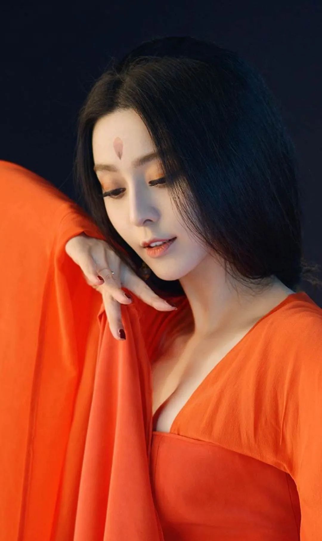 范冰冰43岁依旧迷人,东京聚餐风采无限