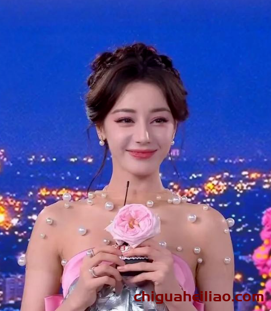 迪丽热巴高定造型师被骂,颜值挽救声誉