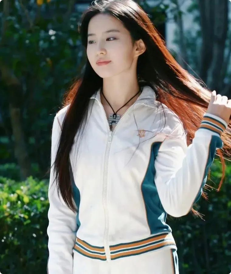 刘亦菲翻版走红,女大学生被围观,广告新宠