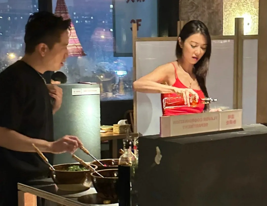 薛凯琪火锅店偶遇,43岁看起来只有20岁