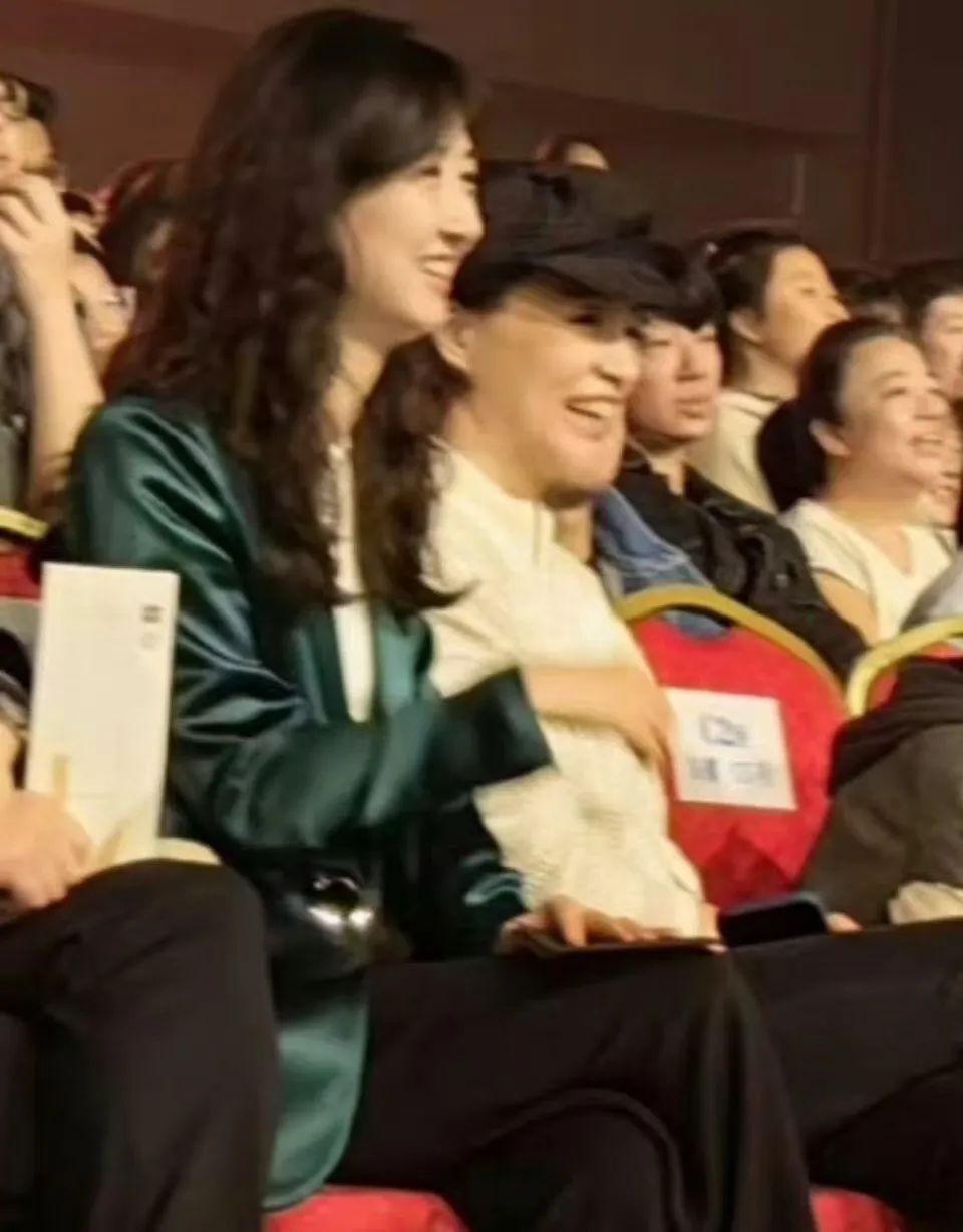 董卿母子刘谦演出现场,气质温婉颜值高