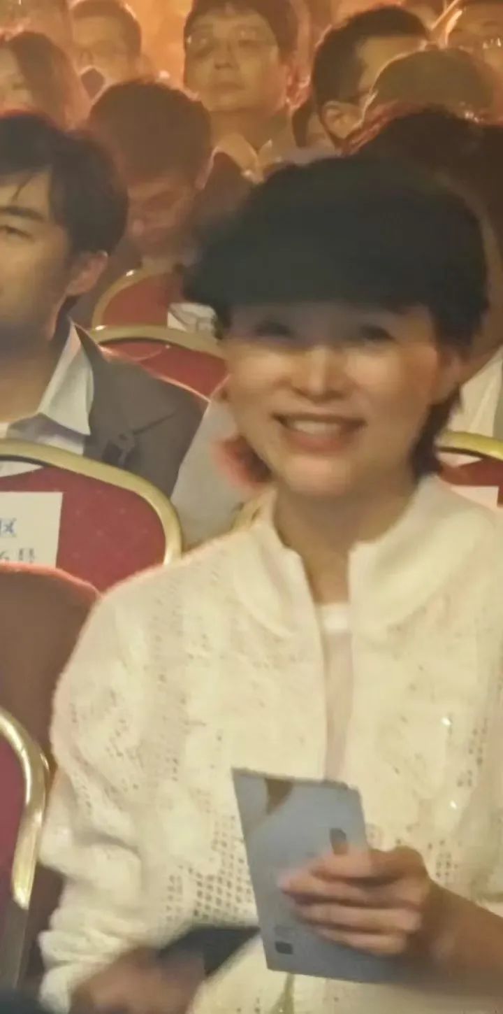 董卿母子刘谦演出现场,气质温婉颜值高