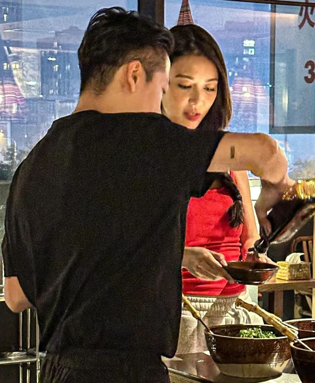 薛凯琪火锅店偶遇,43岁看起来只有20岁